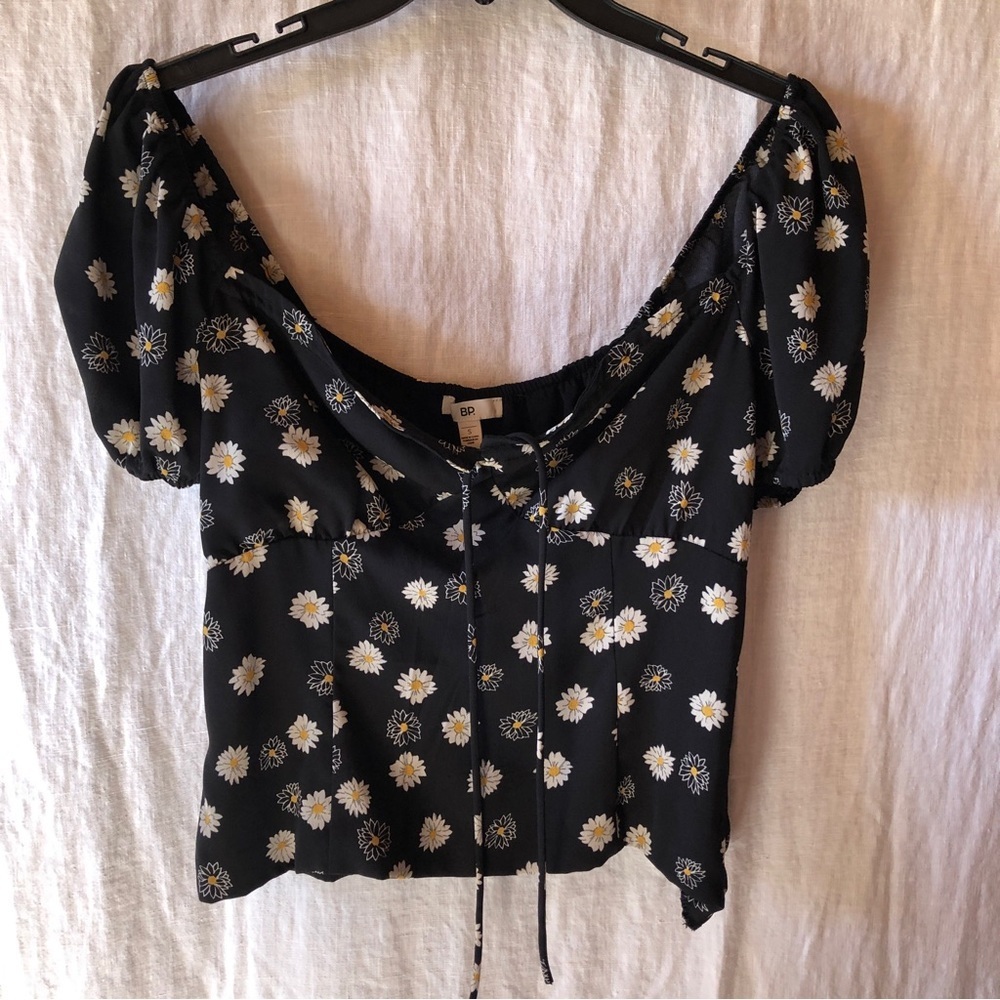 BP Black Daisy print crop top puff sleeve size S